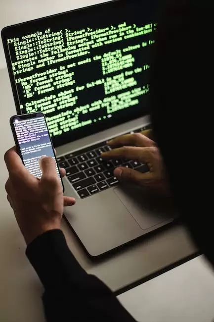 Hacker Irreconocible Con Smartphone Escribiendo En La Computadora Portátil En El Escritorio
