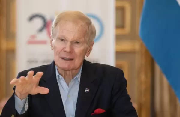 La NASA encontr un agujero negro sin precedentes utilizando una "lupa csmica" gracias a un fenmeno gravitatorio