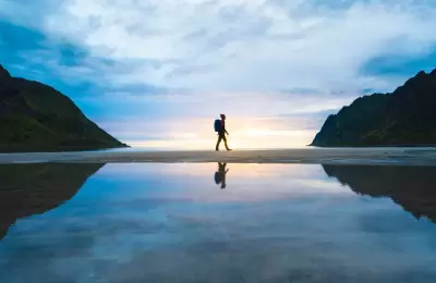 Dos formas en las que la tendencia de "caminar en silencio" puede potenciar tu cerebro