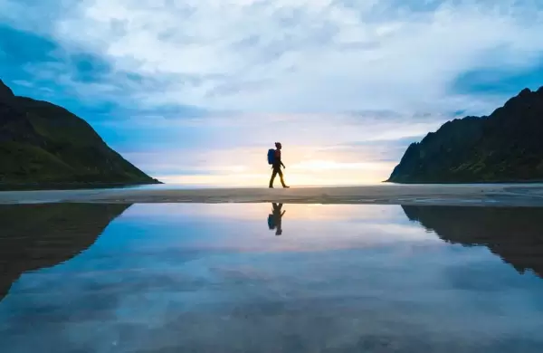 Dos formas en las que la tendencia de "caminar en silencio" puede potenciar tu cerebro