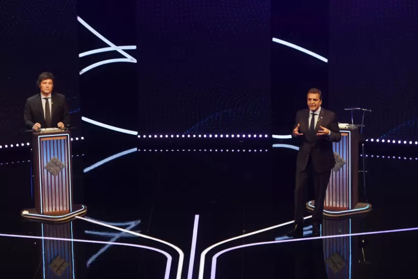 Sergio Massa y Javier Milei durante el debate.