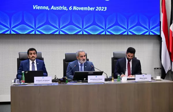 El petróleo se desploma al nivel más bajo en seis meses