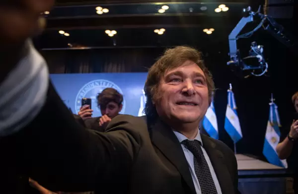 Primeras definiciones económicas de Milei: dólar, Leliqs, YPF y privatizaciones