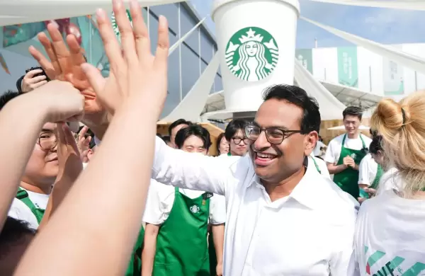 Laxman Narasimhan, CEO de Starbucks, habl sobre la estrategia de "reinvencin triple" del gigante del caf