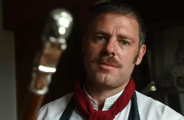 Así es el bastón presidencial que un orfebre santafesino confeccionó para Milei