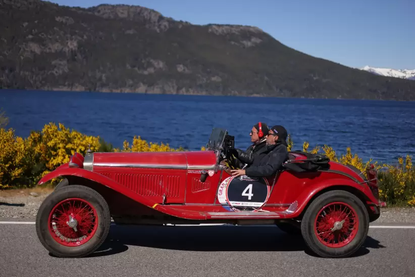 Los ganadores en la clasificación general, Alejandro López y Gabriel Gourovich, con 357.50 puntos, en un Alfa Romeo 6C 1750 SS de 1929.