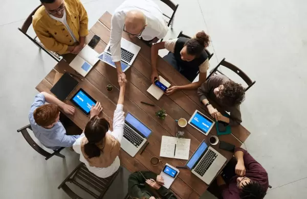 Las compañías argentinas proyectan un ajuste salarial de casi el 150% para 2024, según la consultora PwC