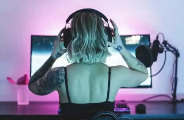 La última decisión de Twitch que generó indignación: permitirá la "desnudez artística" y el pole dance en las transmisiones