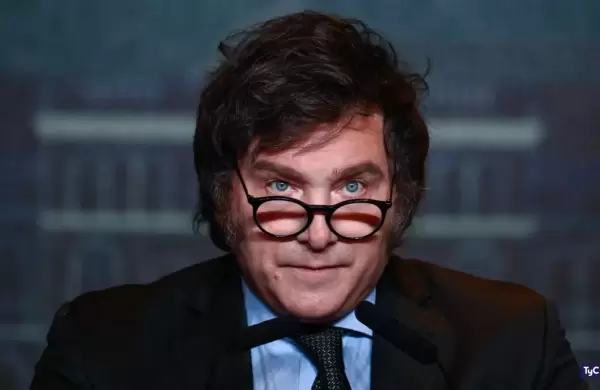 Por qué la estabilidad del dólar, no la dolarización, es la solución para Javier Milei