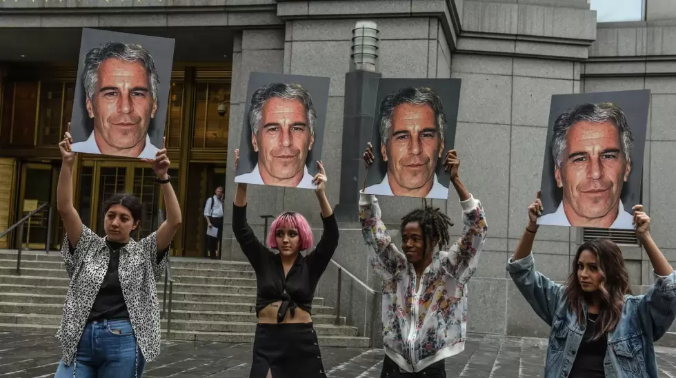 Un grupo de protesta - Jeffrey Epstein