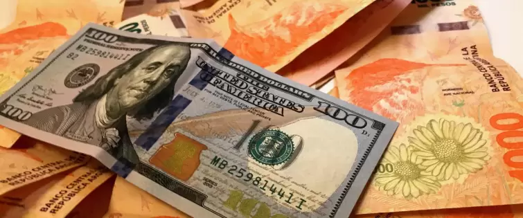 Las tasas de interés siguen cayendo, pero el dólar se resiste y continúa su sendero bajista