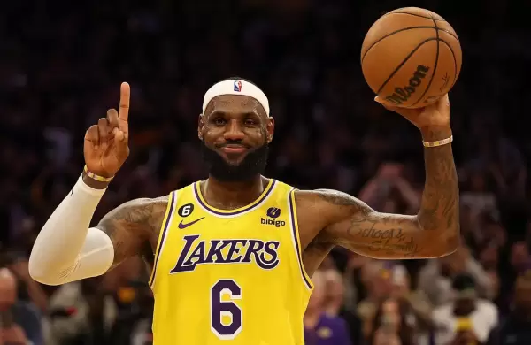 Lebron cierra una acuerdo millonario para comercializar recuerdos y coleccionables