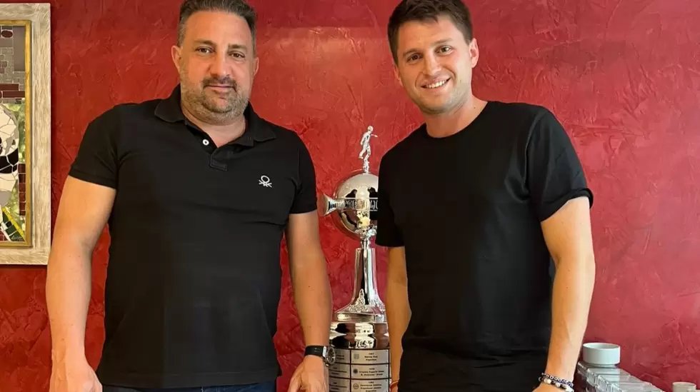 Cristian Malaspina, presidente del club Argentinos Juniors y con Valentin Jaremt