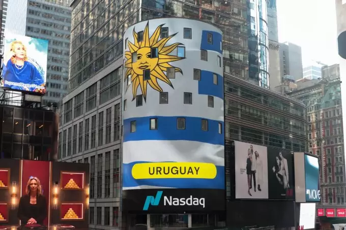 Bandera de Uruguay en Times Square. Foto: X Inés Bonicelli.