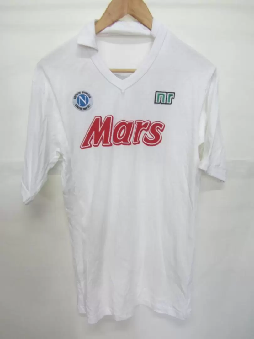 La camiseta blanca, con sponsor Mars, fue utilizada por el club en la temporada 1988/1989 y cuenta con su certificado de autenticidad