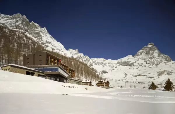 Hac esqu o camin por impresionantes paisajes alpinos desde este nuevo hotel en Italia