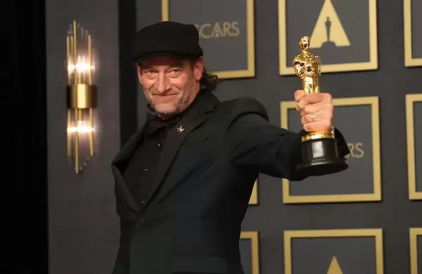 El ganador del Oscar Troy Kotsur habló sobre el progreso de Hollywood para la comunidad sorda