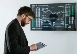 Inversionistas institucionales apuestan fuerte por la IA, aunque reconocen exageraciones y riesgos de sobrevaloracin