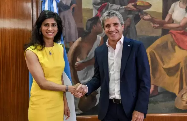 Gita Gopinath se reunió con Toto Caputo, destacó los esfuerzos por restaurar la macro y planteó un nuevo acuerdo con el FMI