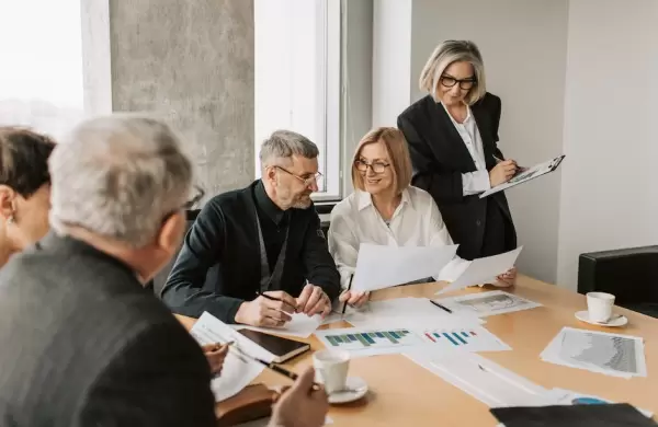 El impacto de la silver economy en el futuro del empleo: una guía para líderes empresariales