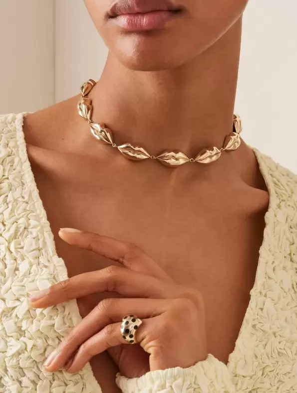 Un anillo y un collar de Rachel Quinn, que muestra su trabajo en Pars en el showroom NouvelleBox