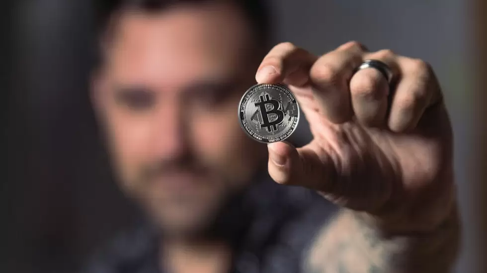 Persona Sosteniendo La Moneda Bitcoin De Plata