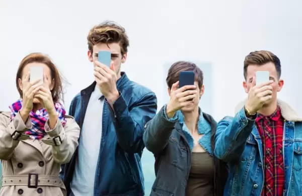 La increble razn por la que este pueblo de Europa prohibi el uso de celulares en la calle