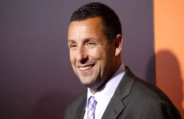 Adam Sandler arrasa en el ranking de los actores mejores pagos gracias a Netflix, el cine y el standup