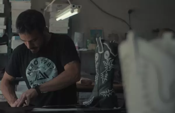 Hered la fbrica de zapatos de su abuelo y cre una marca de botas texanas de exportacin