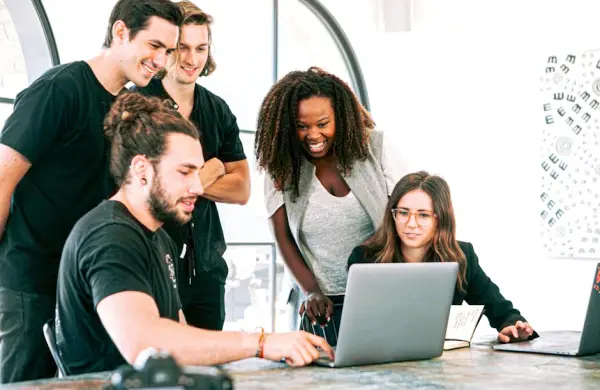 Dejar de buscar empleados: el salto hacia construir con socios