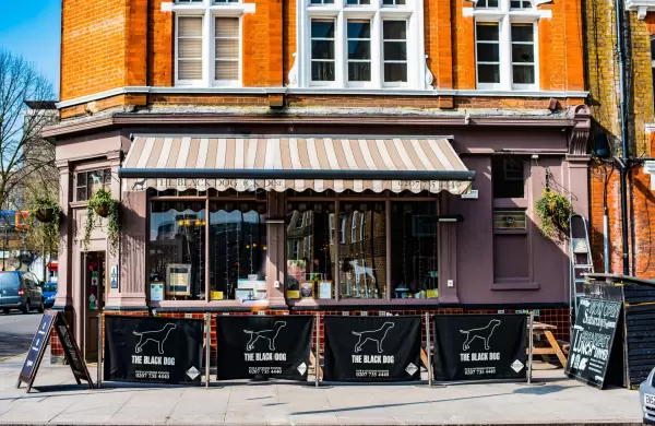 El pub de Londres que Taylor Swift menciona en un nuevo tema y se llena de fanticos