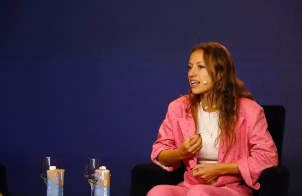 Quién es Nicki Becker, “la chica que habla del cambio climático”