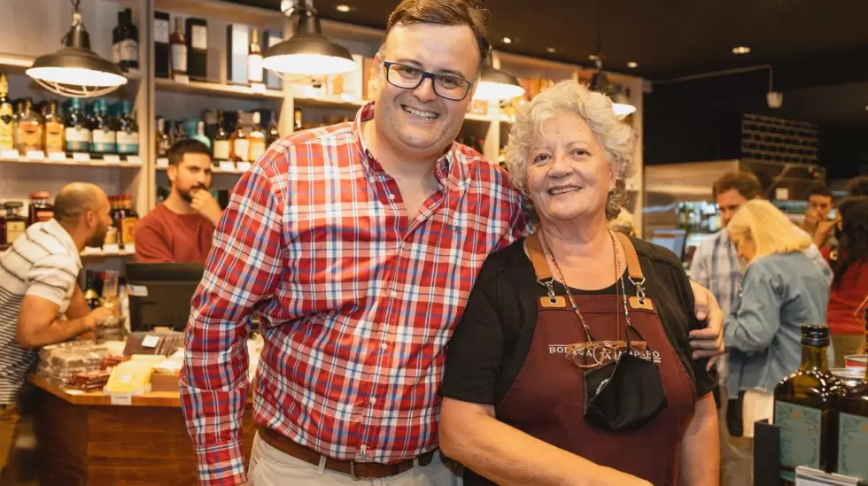 madre e hijo. amparo mercado gourmet hoy tiene 100 empleados.