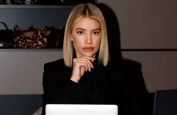 La historia de Angie Landaburu, la modelo y creadora de contenido que invierte en obras de arte y diseña cápsulas para marcas