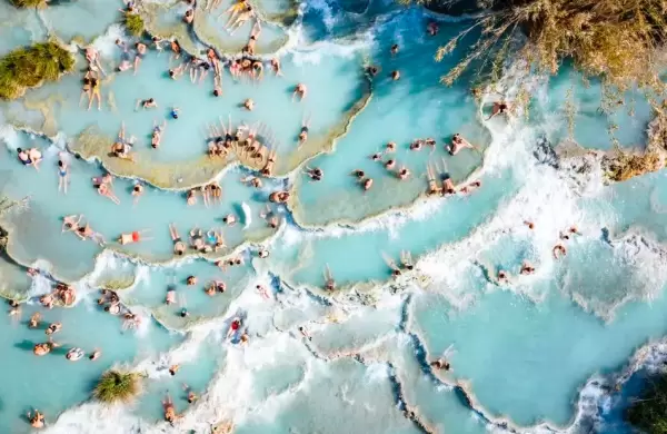 Cuatro de las mejores aguas y baños termales para visitar gratis en Italia