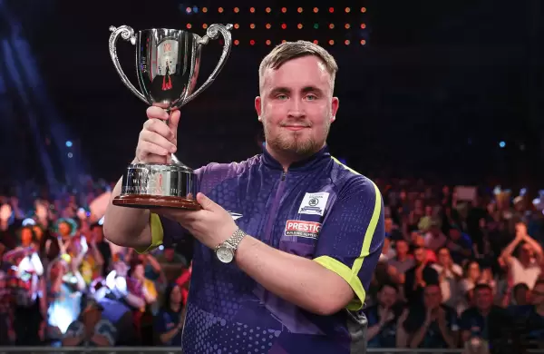 "Un fenmeno britnico": No tiene edad para comprar alcohol ni manejar un auto pero ya gan millones jugando a los dardos