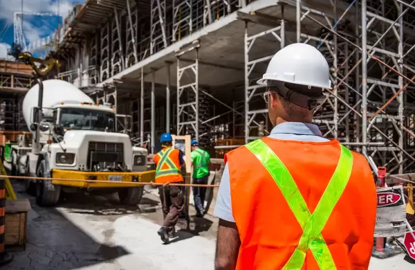 Por qué los expertos aseguran que hoy conviene comprar una vivienda terminada antes que en el pozo