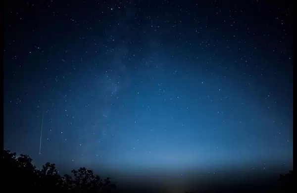 Desde paseos por la jungla hasta avistajes astronómicos: 11 hoteles con actividades nocturnas inolvidables