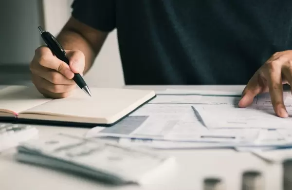 Reducir salidas, reemplazar marcas y retrasar pagos: los argentinos y sus malabares para sortear la crisis