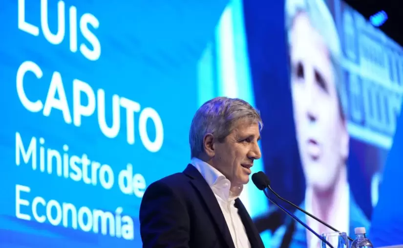 Más pesos en la calle y dólares en el Banco Central: el plan de micromedidas de Caputo para reactivar la economía