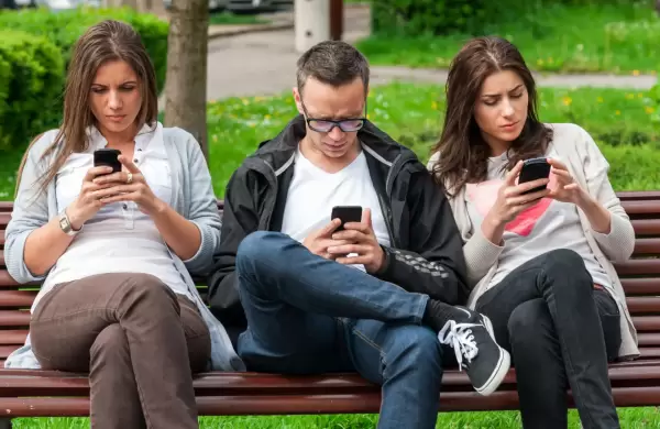 Tecnologa, IA y paranoia: argentinos no atienden llamados, usan mails truchos y se sienten espiados