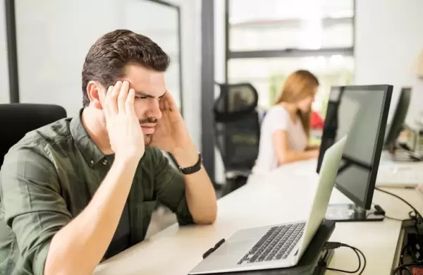 El fenómeno del "abrazo laboral": cada vez más personas eligen quedarse en trabajos que no los inspiran por miedo a lo desconocido