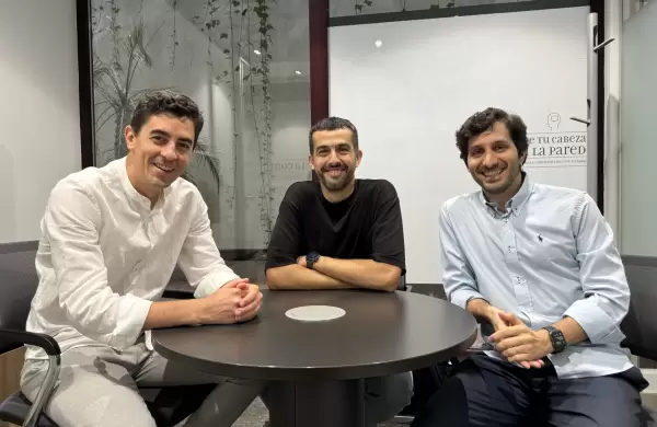"La mesa nos une", la idea de tres argentinos que lleva el networking a otro nivel en España