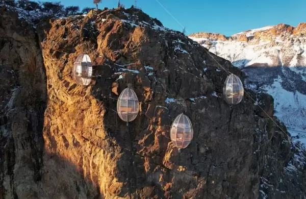 El increble hotel con habitaciones "burbuja" en la montaa que estrenar la Patagonia
