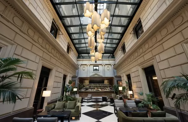 Paquetes, festivales, activaciones y pop ups gastronómicos: las estrategias de los hoteles de lujo para captar al público local