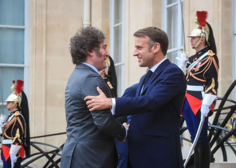 Saludo entre Milei y Macron