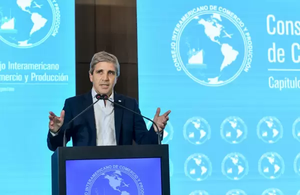 Caputo confirm que la baja del Impuesto Pas no alcanza al dlar ahorro y tarjeta