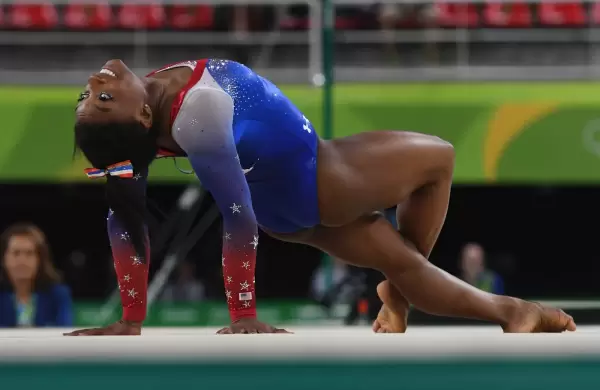 Simone Biles se convierte en la gimnasta olímpica estadounidense más condecorada tras ganar la final por equipos