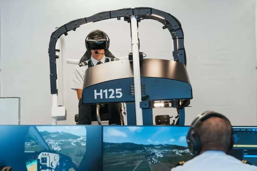 Un piloto se entrena en un simulador Loft Dynamics para un helicptero Airbus H125 en la Universidad Marshall en Huntington, Virginia Occidental.Morgan Napier