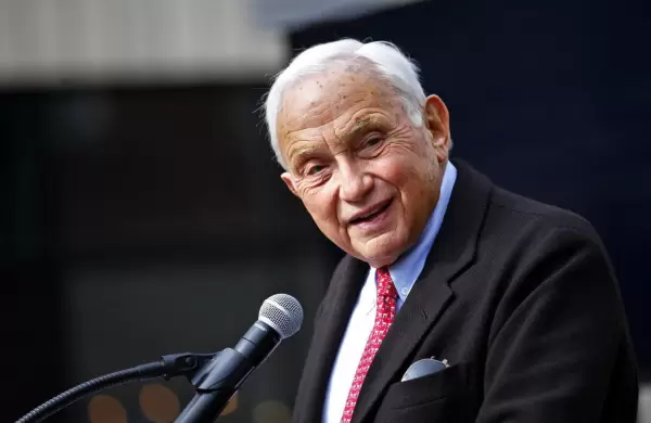 La apuesta de Les Wexner, el hombre detrás de Victoria's Secret: ganó US$ 2.000 millones en tiempo récord gracias a la IA